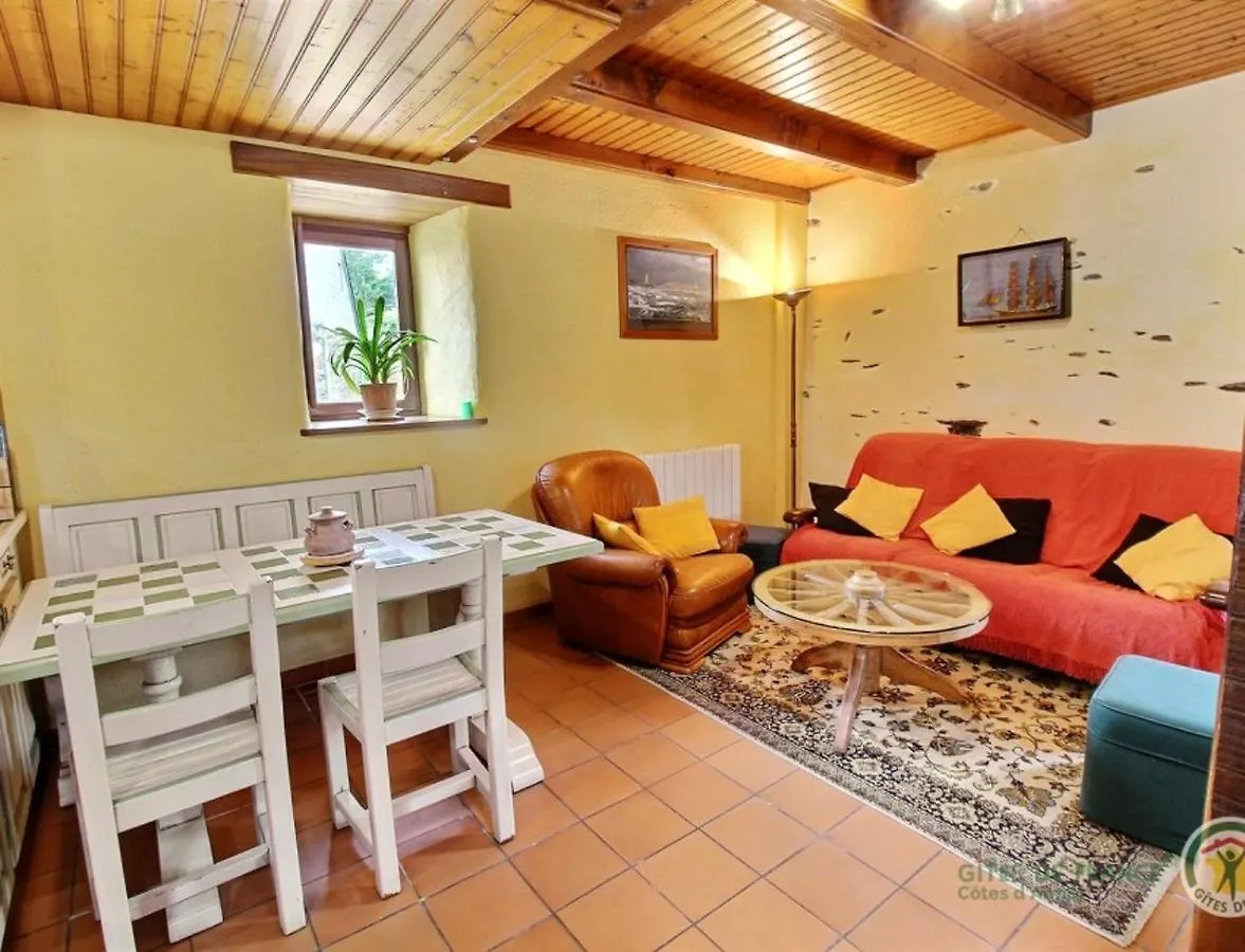 Holiday home Maison Charmante A Tredrez-Locquemeau Avec Jardin Et Terrasse