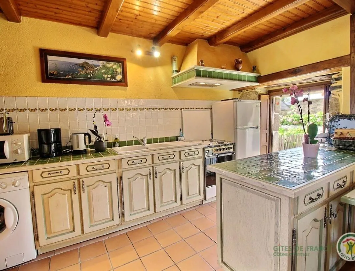 Holiday home Maison Charmante A Tredrez-Locquemeau Avec Jardin Et Terrasse